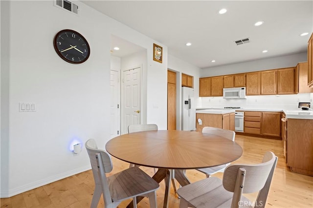 dining area featuring baseboards, recessed lighting, visible vents, and light wood-style floors