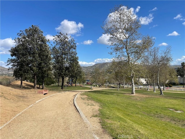 view of property's community featuring a yard and a mountain view