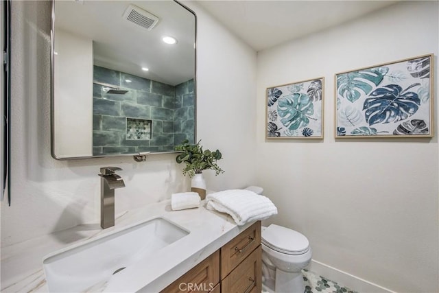 full bath featuring recessed lighting, visible vents, toilet, vanity, and tiled shower