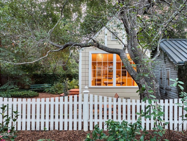 view of front of home featuring a fenced front yard