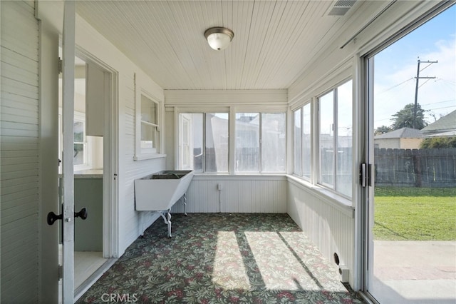 sunroom / solarium featuring visible vents