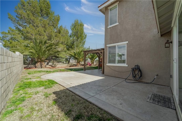 view of yard featuring a patio area, a fenced backyard, and a pergola