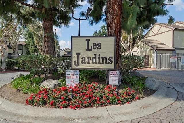 community / neighborhood sign with fence