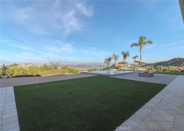 view of yard featuring a mountain view