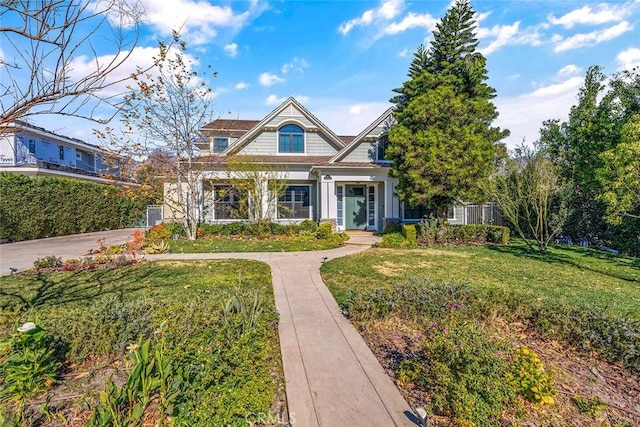 view of front of property featuring a front lawn