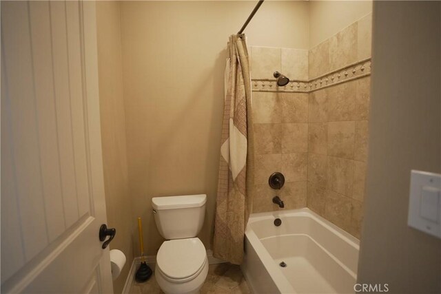 25841 Remington Ct, Tehachapi, CA 93561 - bathroom featuring shower / bath combo with shower curtain, toilet, and baseboards