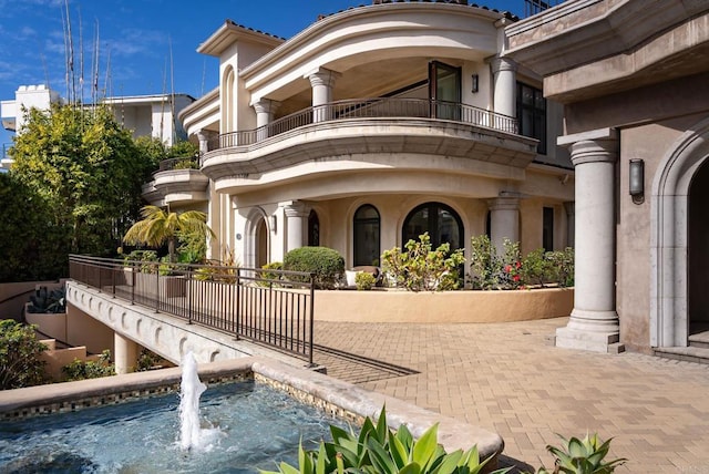 view of exterior entry featuring stucco siding