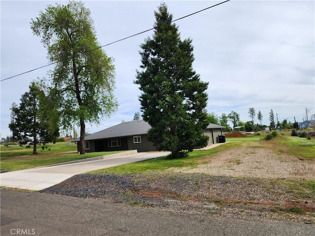view of front of house featuring driveway