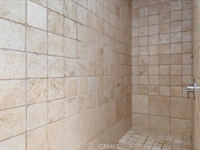 bathroom featuring tiled shower