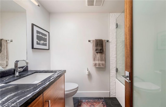 full bath featuring toilet, bath / shower combo with glass door, vanity, visible vents, and baseboards