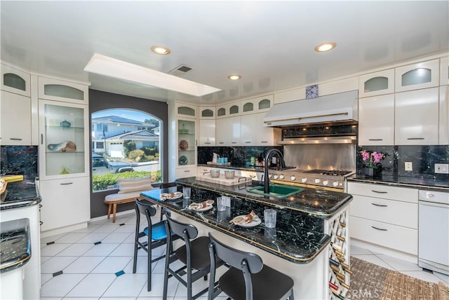 5726 Sunmist Dr, Rancho Palos Verdes, CA 90275 - kitchen featuring under cabinet range hood, a sink, tasteful backsplash, and recessed lighting