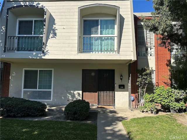 townhome / multi-family property featuring stucco siding