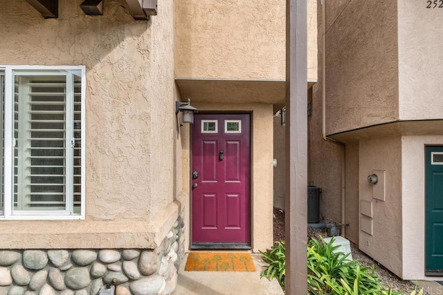 view of exterior entry featuring stucco siding