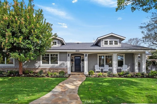 view of front facade featuring a porch and a front lawn