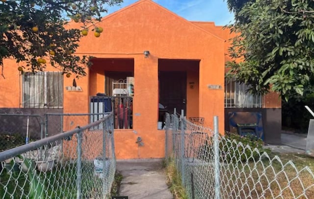 201 W Raymond St, Compton, CA 90220 - pueblo-style house featuring stucco siding