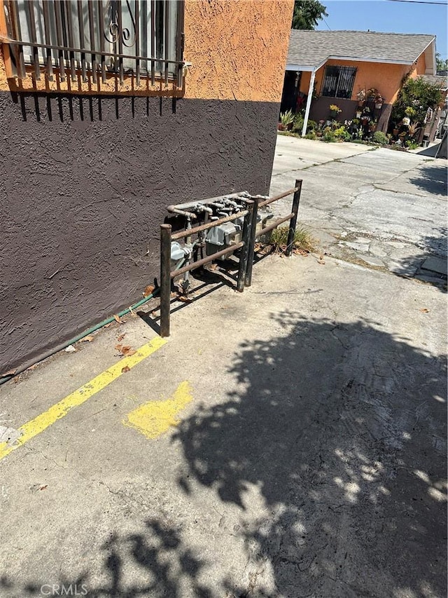 201 W Raymond St, Compton, CA 90220 - view of vehicle parking