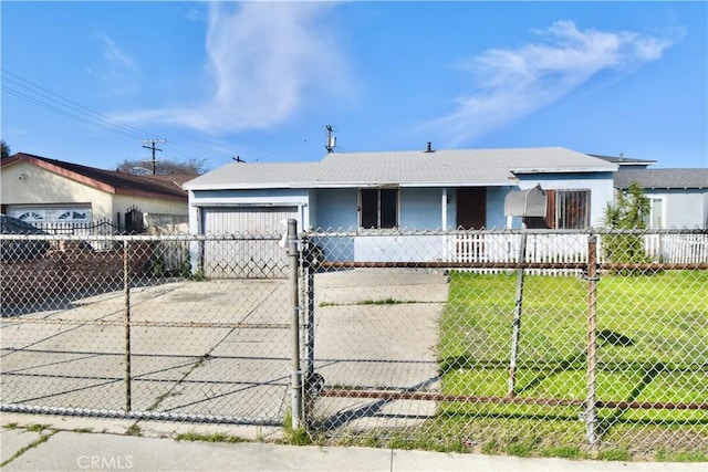 view of front of house featuring a fenced front yard, stucco siding, an attached garage, driveway, and a front lawn