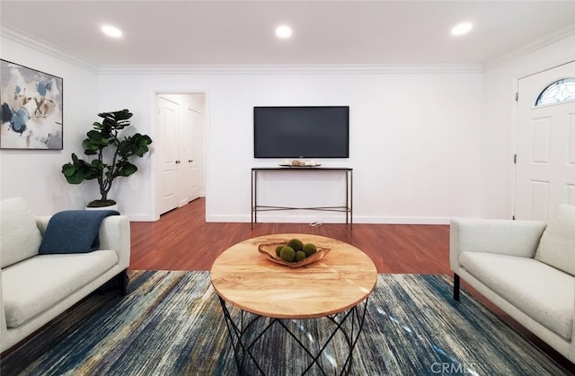 living area featuring baseboards, wood finished floors, recessed lighting, and ornamental molding