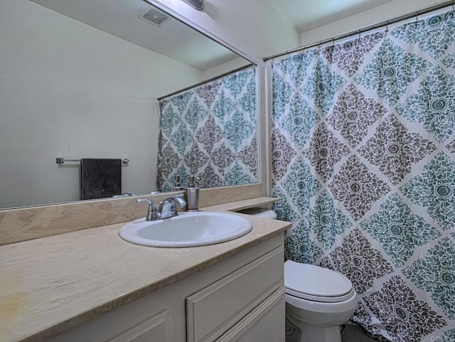 full bath featuring toilet, a shower with curtain, visible vents, and vanity