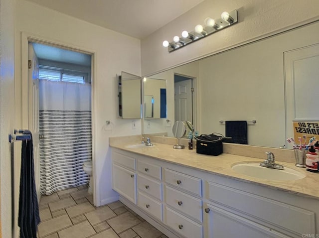 full bathroom featuring curtained shower, a sink, toilet, and double vanity