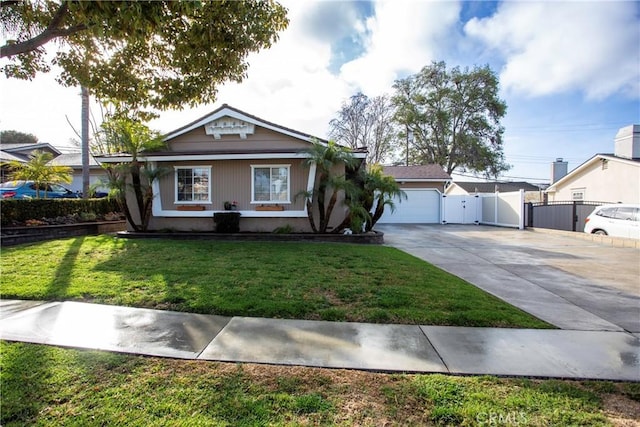 view of front facade with driveway, a front lawn, fence, and a gate