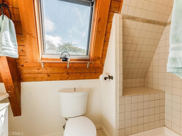 full bathroom with tiled shower and toilet