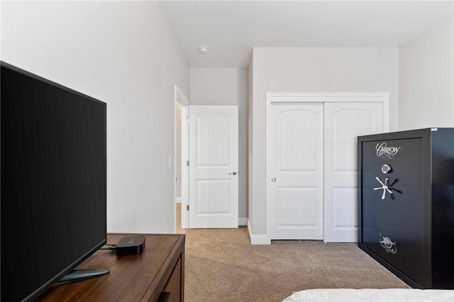 bedroom featuring carpet floors and a closet