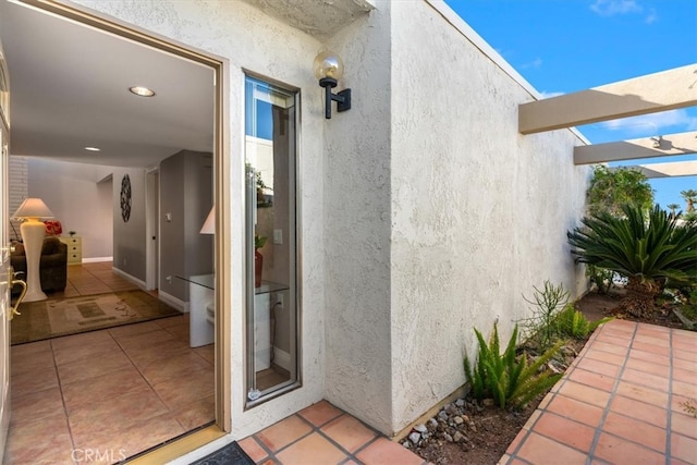 property entrance featuring stucco siding