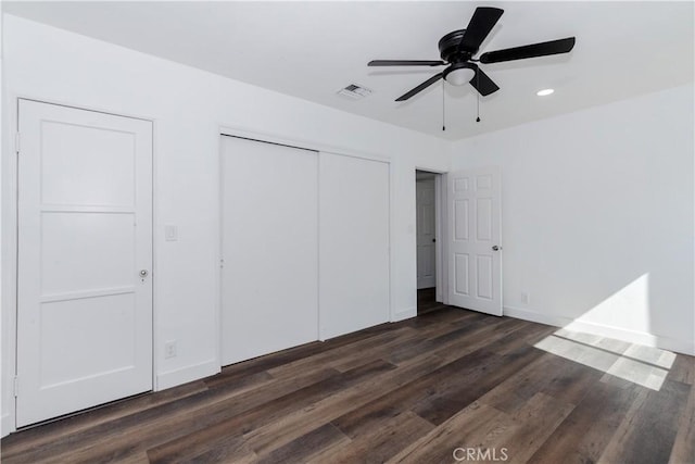 unfurnished bedroom featuring baseboards, visible vents, dark wood-style floors, a closet, and recessed lighting