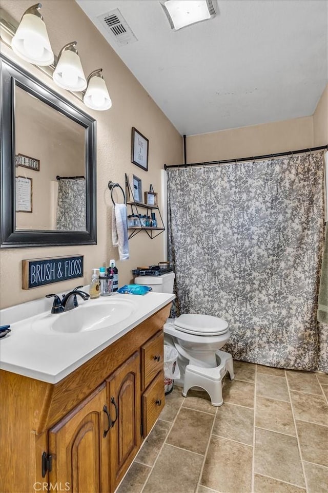 full bath featuring a shower with shower curtain, visible vents, vanity, and toilet