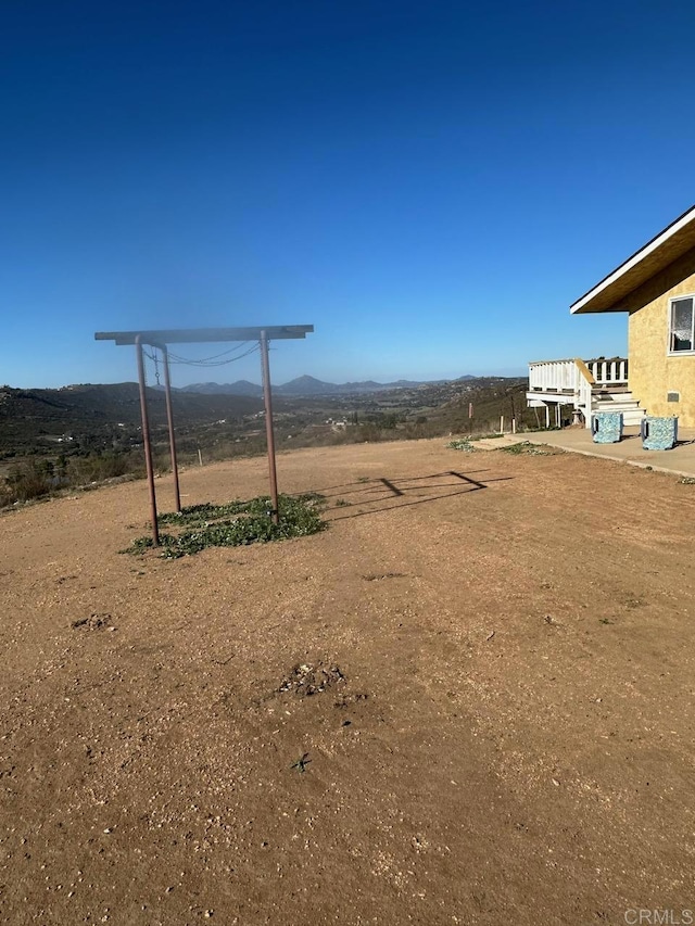 view of yard featuring a mountain view