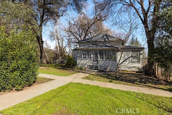 bungalow-style home featuring a front lawn