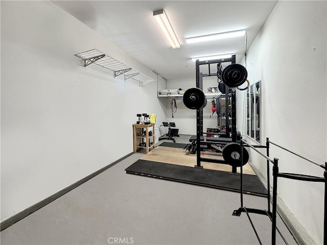 exercise room featuring baseboards