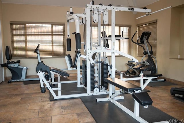 exercise room featuring baseboards