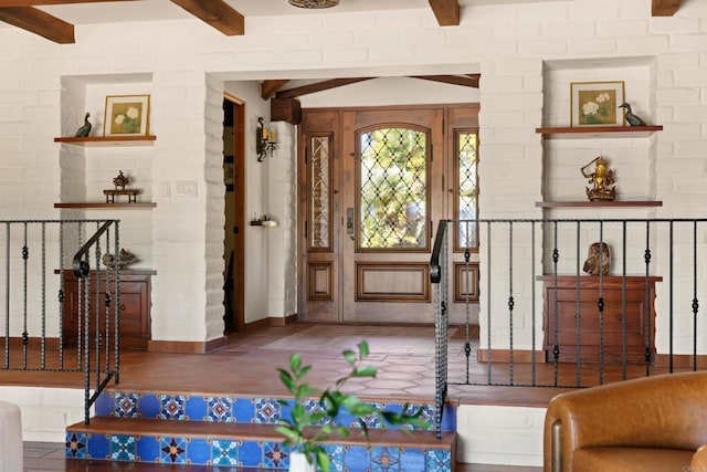 entrance to property featuring a ceiling fan