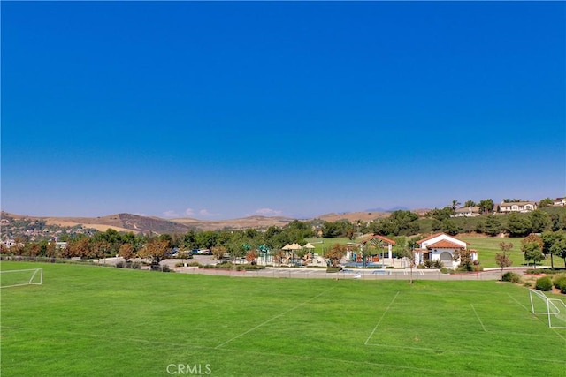 view of yard featuring a mountain view