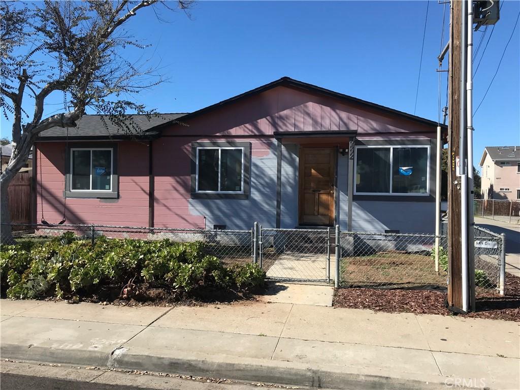 bungalow featuring a fenced front yard