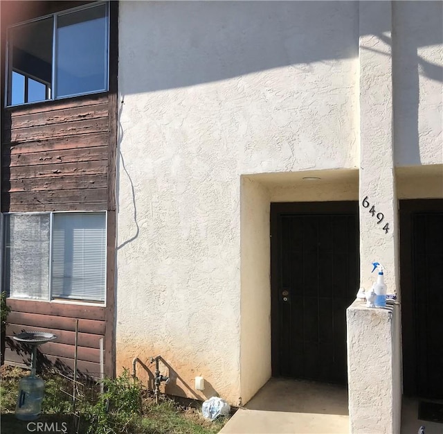 view of exterior entry with stucco siding