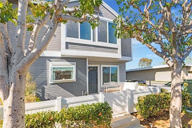 view of front of property featuring a fenced front yard