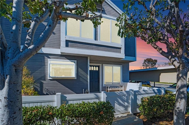 view of front of property featuring a fenced front yard