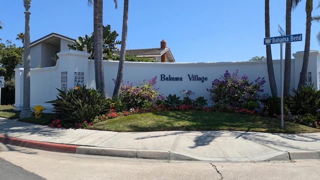 community sign featuring a lawn