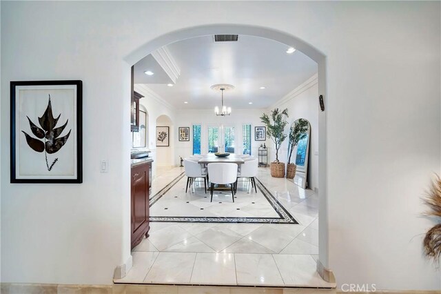 dining area with an inviting chandelier, ornamental molding, visible vents, recessed lighting, and arched walkways
