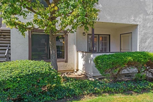 property entrance featuring stucco siding