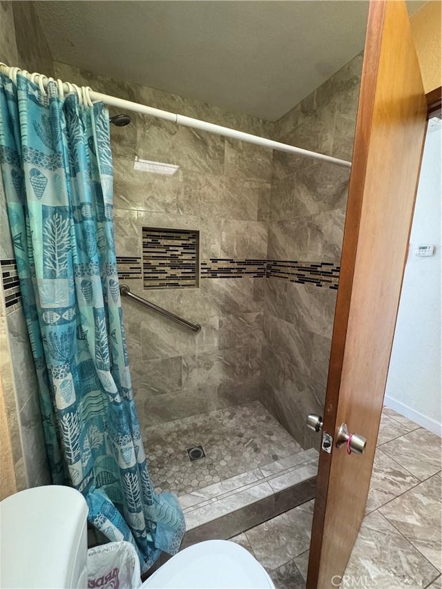 7687 Chase Ave, Hesperia, CA 92345 - bathroom with a tile shower and toilet