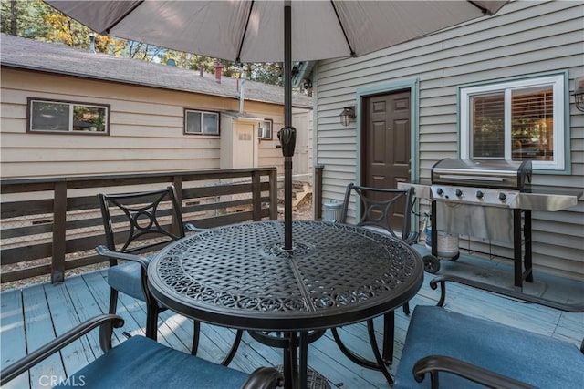 deck with outdoor dining space