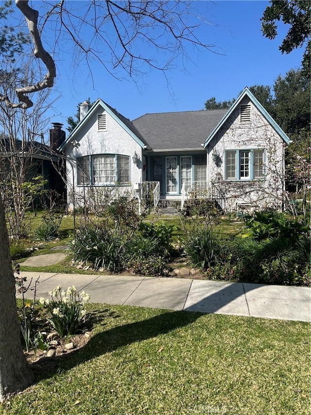 view of front of house featuring a front lawn and stucco siding