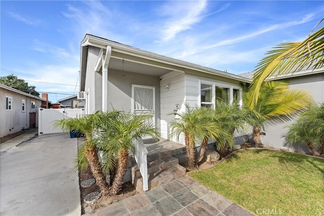 view of front of property featuring fence and a front yard