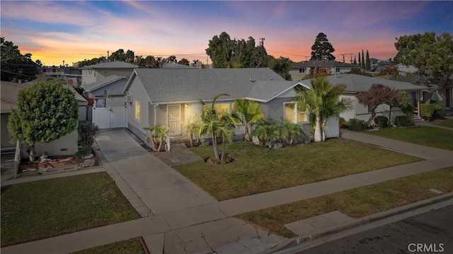 view of front of property featuring a yard and driveway