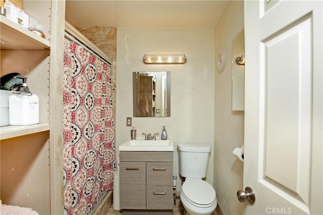 full bathroom featuring a shower with curtain, vanity, and toilet