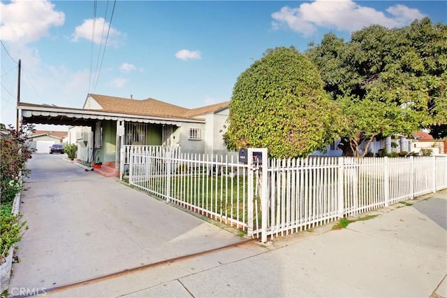 view of front of home with a fenced front yard, a porch, and stucco siding